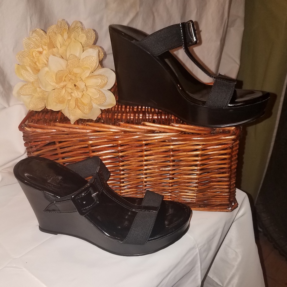 Charles elastic and black leather wedges